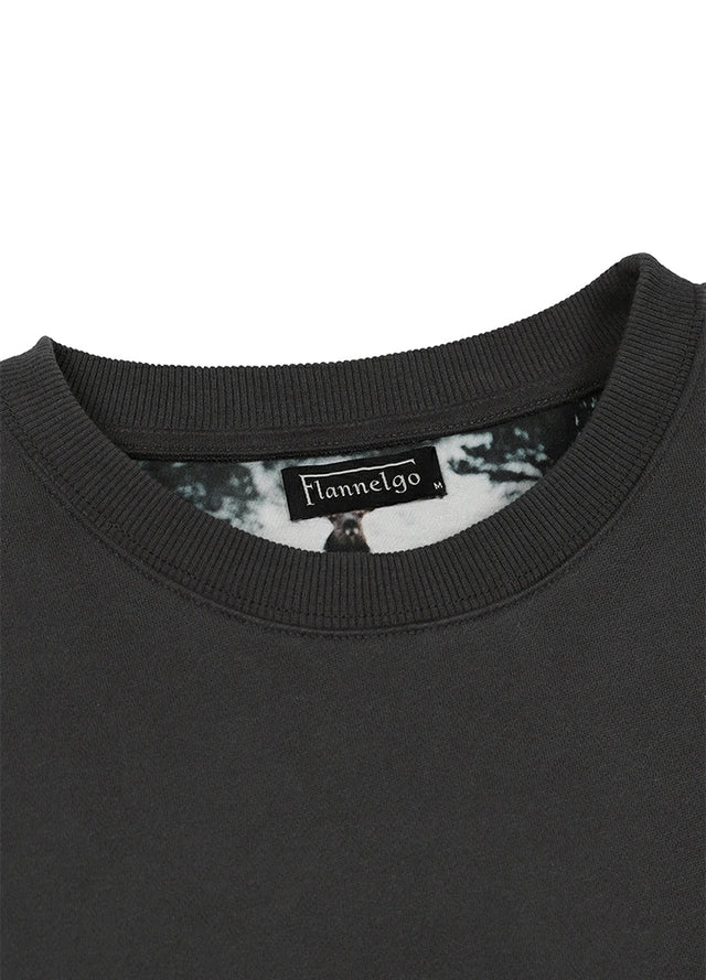Close view of the neckline of the men's wildlife sweatshirt-XR3426HuiS-S,XR3426HuiS-M,XR3426HuiS-L,XR3426HuiS-XL,XR3426HuiS-XXL