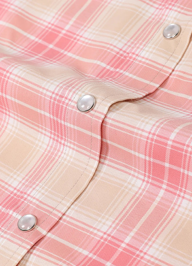 Zoomed-in view of the snap on a womens pink short sleeves shirt