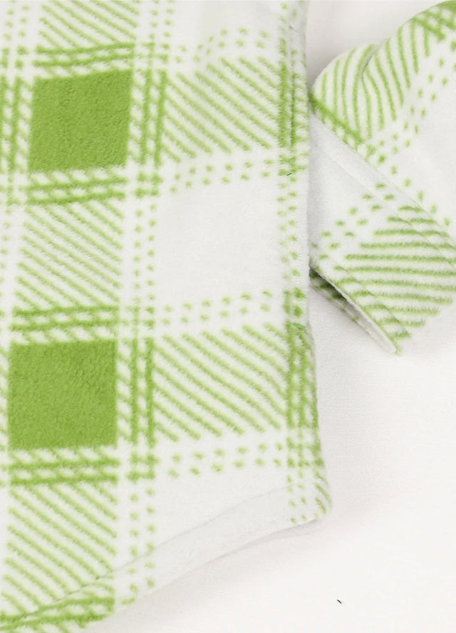 Detailed view of the handpocket of the green white cozy men's plaid shirt jacket