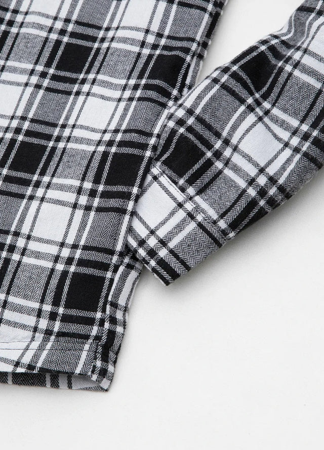 Close-up of the seam pocket of a black and white cold resistance flannel hooded jacket for men