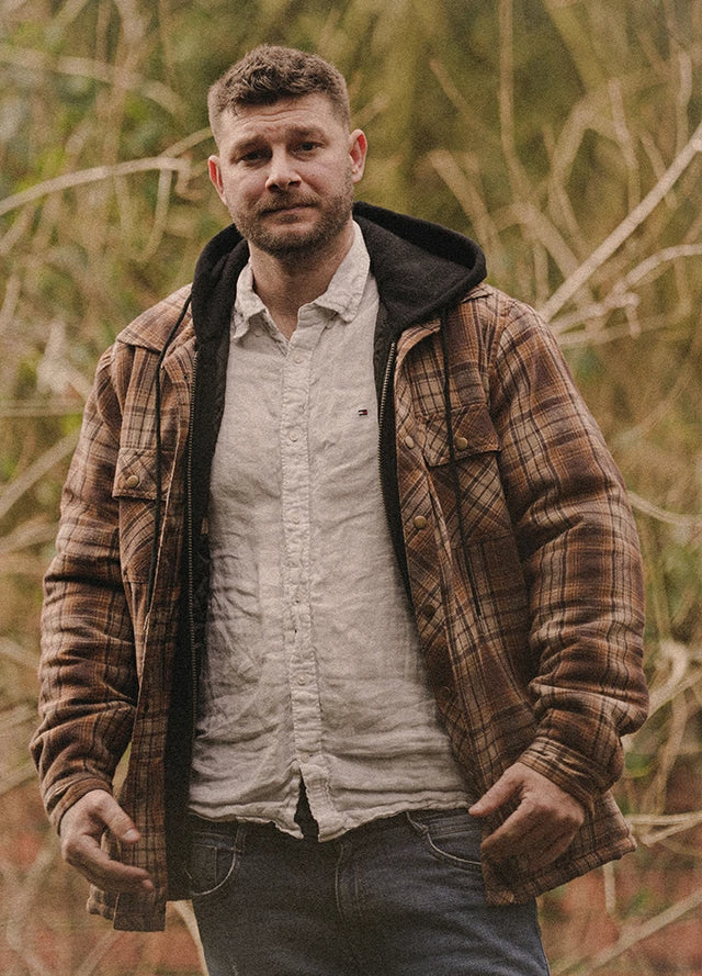 Dicke, karierte Flanelljacke mit Kapuze und gestepptem Futter für Herren