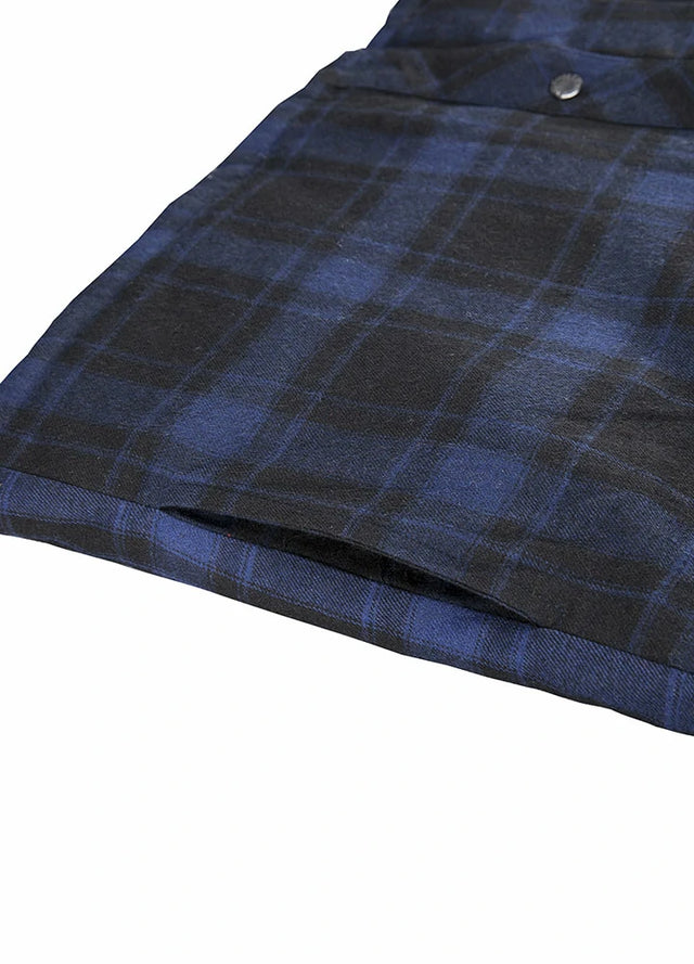 Detailed view of the seam pocket of men's thicken flannel shirt jakcet with hood