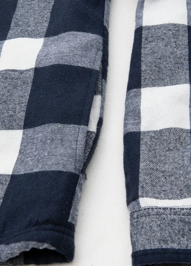 Close-up of the seam pocket of the navy white men's warm zipper flannel hooded jacket