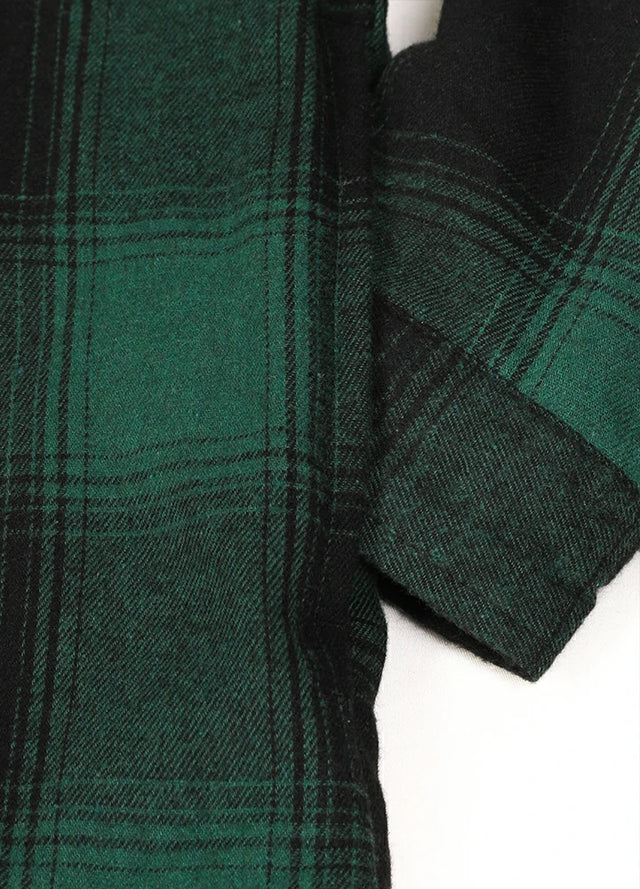 Close-up of the seam pocket of the men's zipper sherpa lined plaid jacket