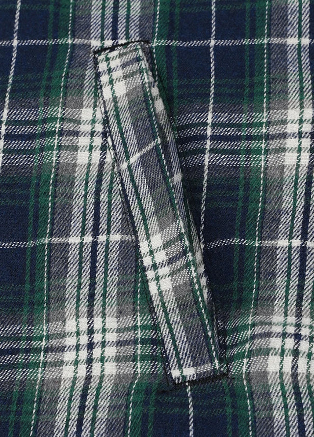 Zoomed-in view of women’s sherpa lined dark green flannel hooded side pocket