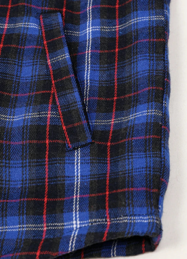 Detailed view of the hand pocket of the blue men's stylish hooded jacket with sherpa lining