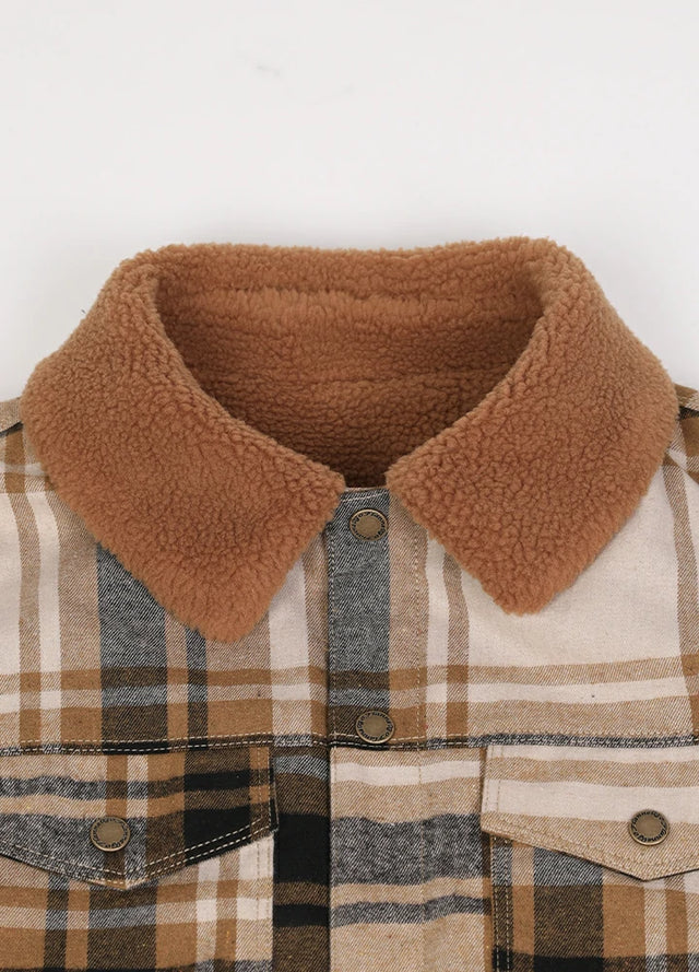 Close-up of the beige latte men's outdoor fleece-lined shirt jacket