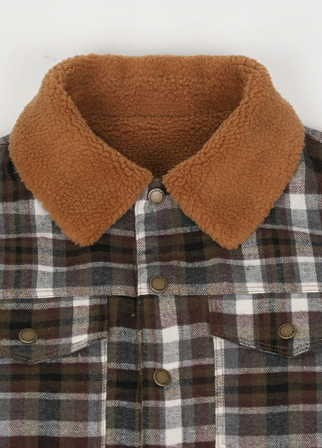 Close-up of the lapel of the coffee white men's winter fleece lined button up shirt jacket