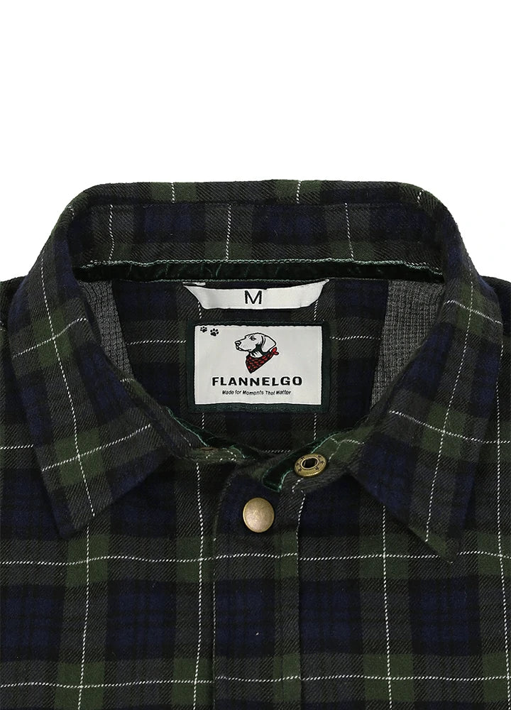 Close-up of a Flannelgo plaid button-down shirt collar, showing a white brand label with a bear logo and a dark green and navy tartan pattern-XR1302SGLL-S,XR1302SGLL-M,XR1302SGLL-L,XR1302SGLL-XL,XR1302SGLL-XXL