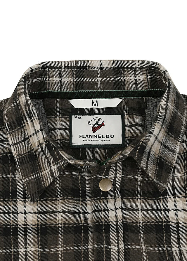 Close-up of a Flannelgo plaid button-down shirt collar, showing the brand label with a dog logo and a silver metal button-XR1302KAF-S,XR1302KAF-M,XR1302KAF-L,XR1302KAF-XL,XR1302KAF-XXL