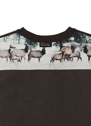 Detail view of the neckline of Dark gray sweatshirt with a pattern of deer-XR3426ZS-S,XR3426ZS-M,XR3426ZS-L,XR3426ZS-XL,XR3426ZS-XXL