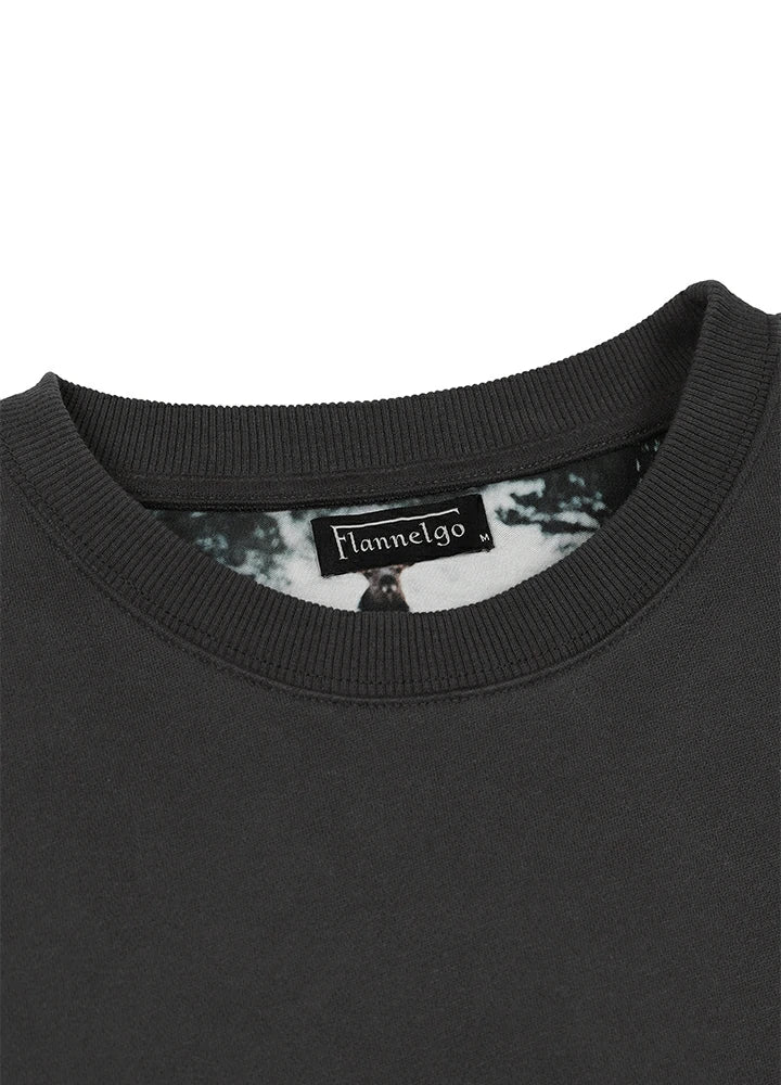 Close view of the neckline of the men's wildlife sweatshirt-XR3426HuiS-S,XR3426HuiS-M,XR3426HuiS-L,XR3426HuiS-XL,XR3426HuiS-XXL