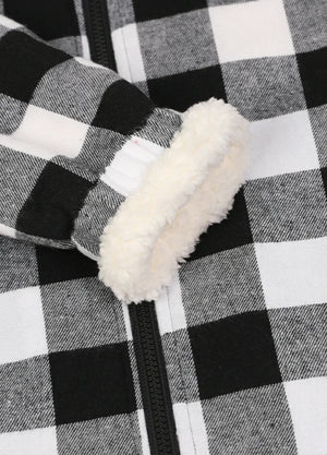Close-up view of the elastic cuff with lambswool lining on the kid's full zip-up jacket in black and white
