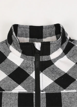 Close-up view of the collar detail on the kid's full zip-up lambswool-lined jacket in black and white