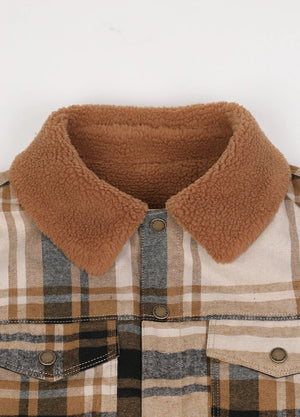 Close-up of the beige latte men's outdoor fleece-lined shirt jacket 