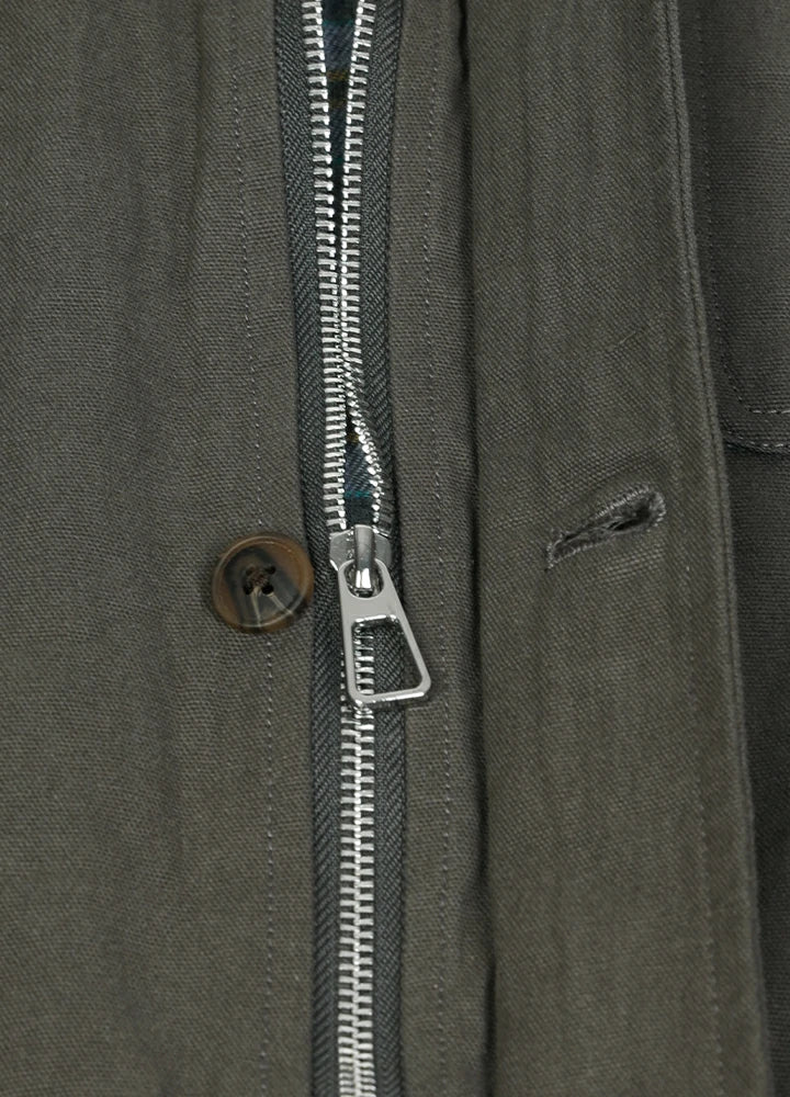 Close up of the zipper of the gray men's classic field shirt jacket-XR807GY-M,XR807GY-L,XR807GY-XL,XR807GY-XXL